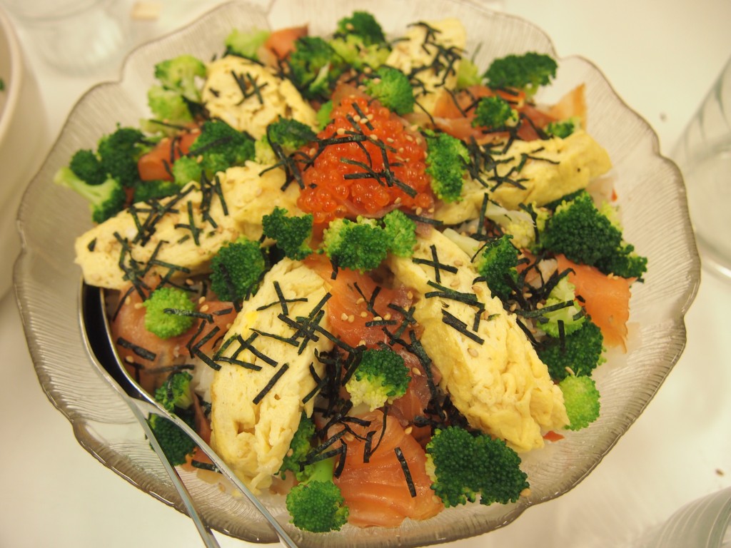 Resepti: Chirashi zushi eli kalaa ja sushiaineksia riisipedillä ...