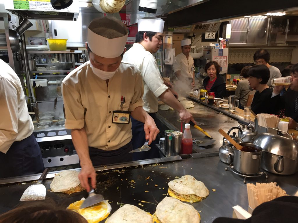 Kokki valmistamassa okonomiyakia